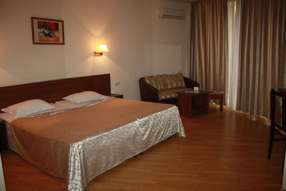 Hotel Central Golden Sands Exterior photo